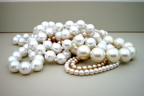人工养殖的淡水珍珠的价格是 它与海水珍珠有何区别